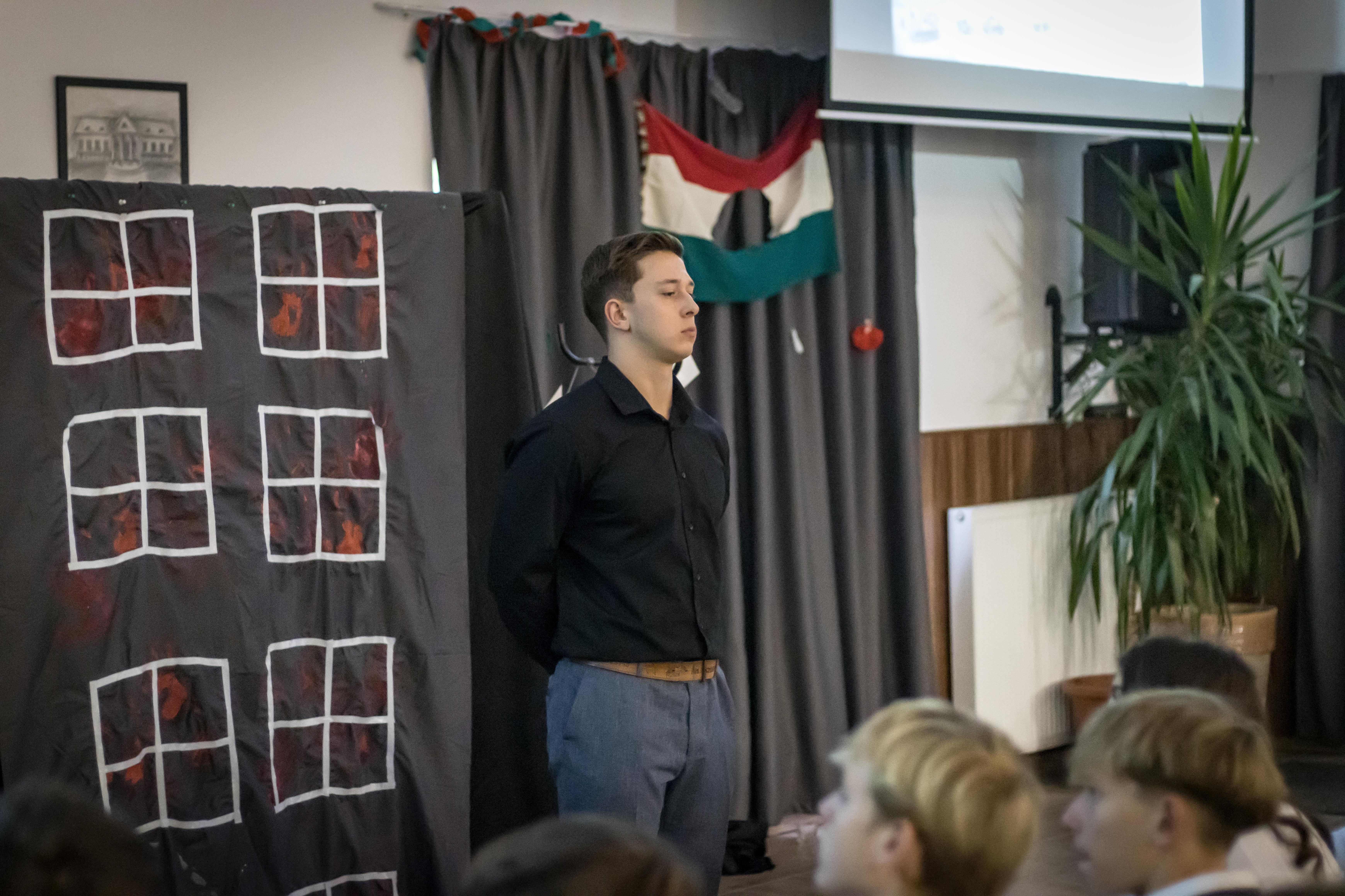 Emlékezünk 1956 hőseire – 12.C ünnepi megemlékezése